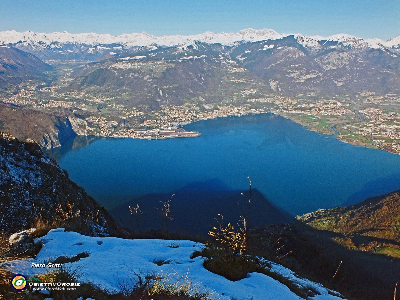 28 l'ombra delle due cime del Trentapassi nel lago.JPG